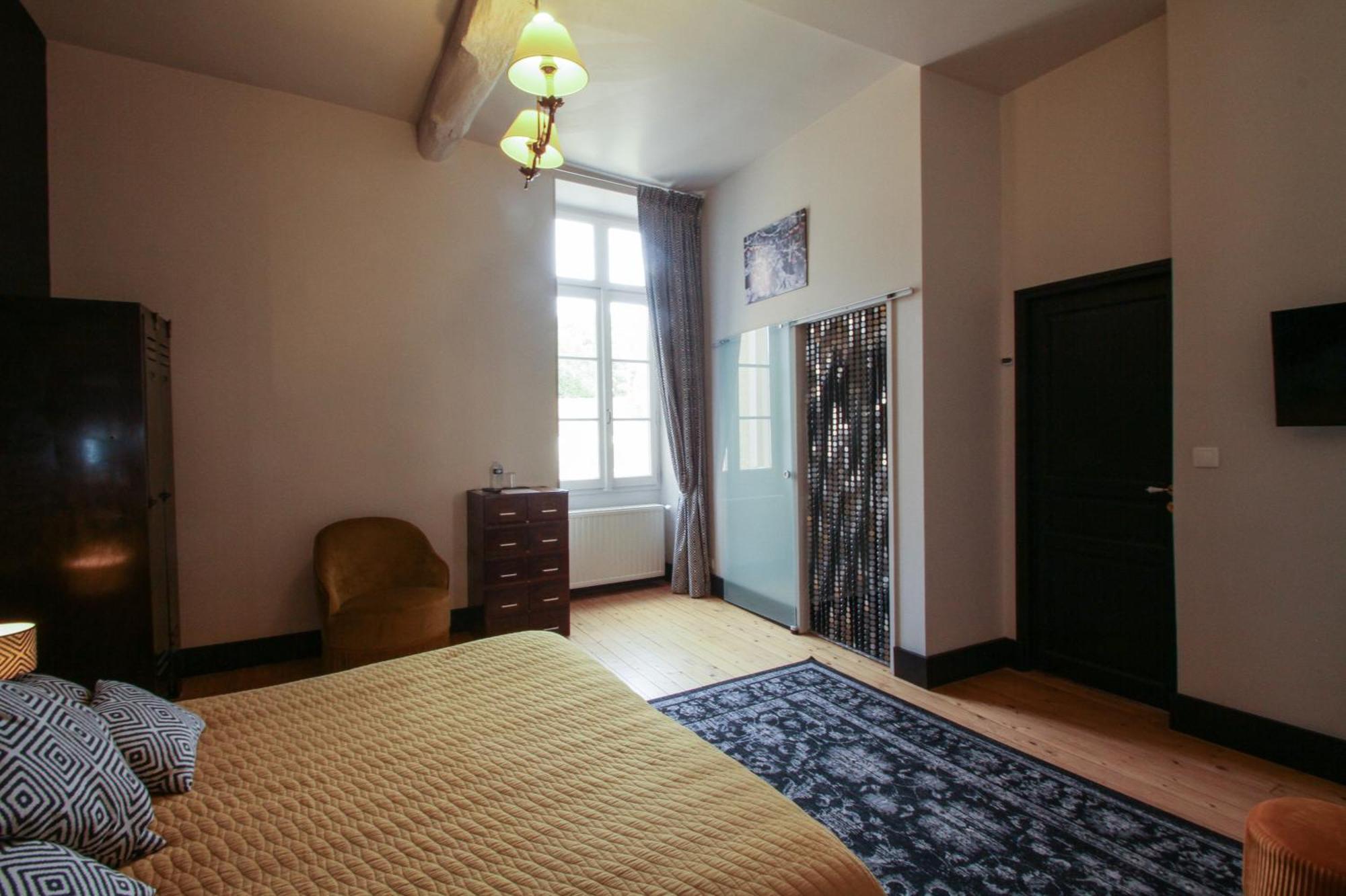 Le Prieure Hotel นัวเยร์ส-ซูร์-เซอไรน์ ภายนอก รูปภาพ