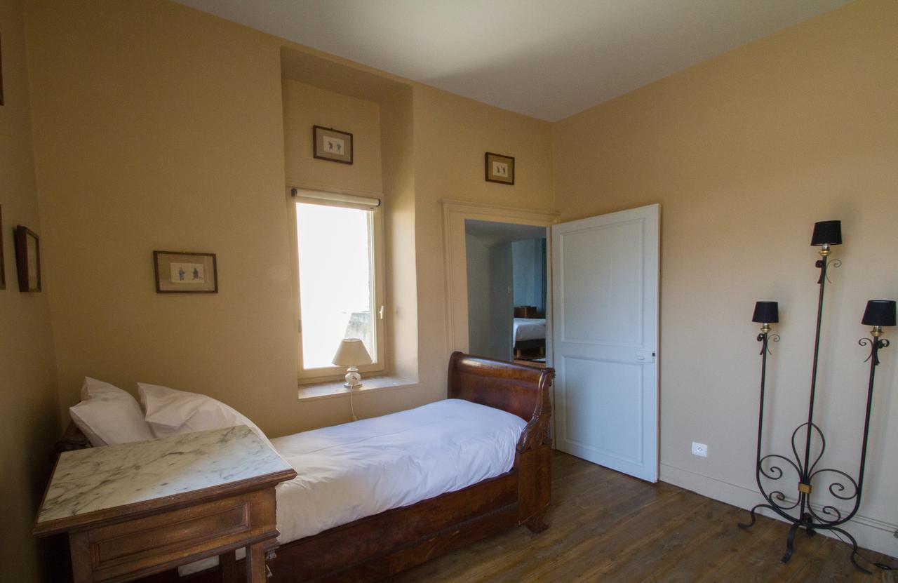 Le Prieure Hotel นัวเยร์ส-ซูร์-เซอไรน์ ภายนอก รูปภาพ